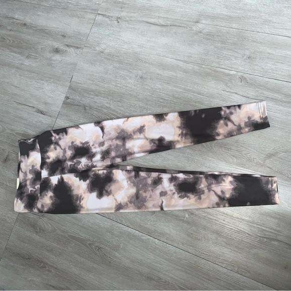 3 for$30 Women’s No Boundaries Black and Cream Patterned Leggings NEW WITH TAGS - Picture 3 of 4